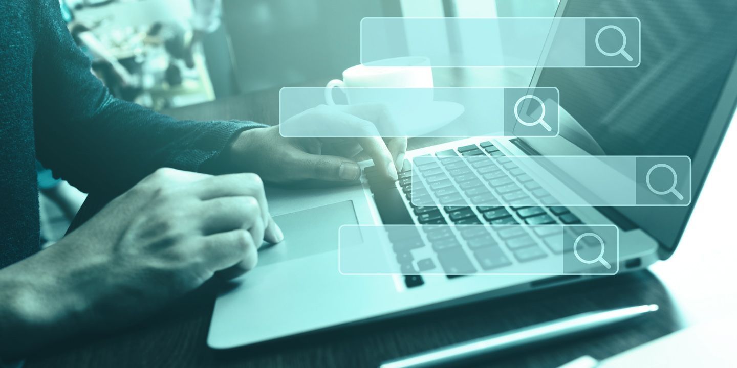 Searching and big data concepts with male hand using computer laptop in cafe bar with search engine icon sign. Comprendre les résultats enrichis de Google