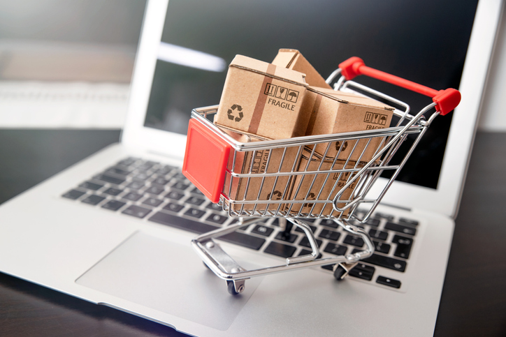 e-commerce, shopping trolley with paper boxes E-commerce : Comment optimiser ses campagnes Search en temps réel pour assurer le ROI ?