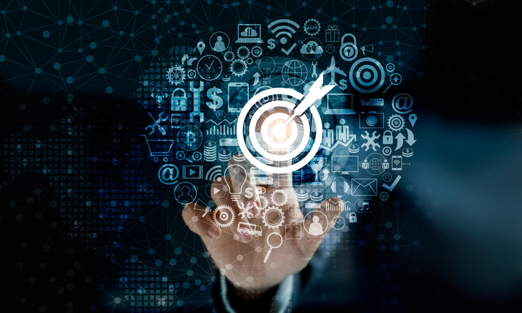Digital marketing. Businessman touching darts aiming at the target center with icon network connection. Business goal and technology concept Le BMM sur Google Ads, c’est fini : changement majeur dans le choix des ciblages en SEA